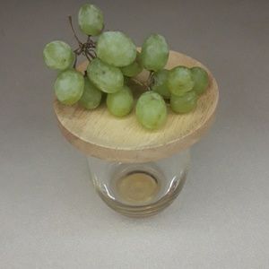 Stemless glasses and plates set.